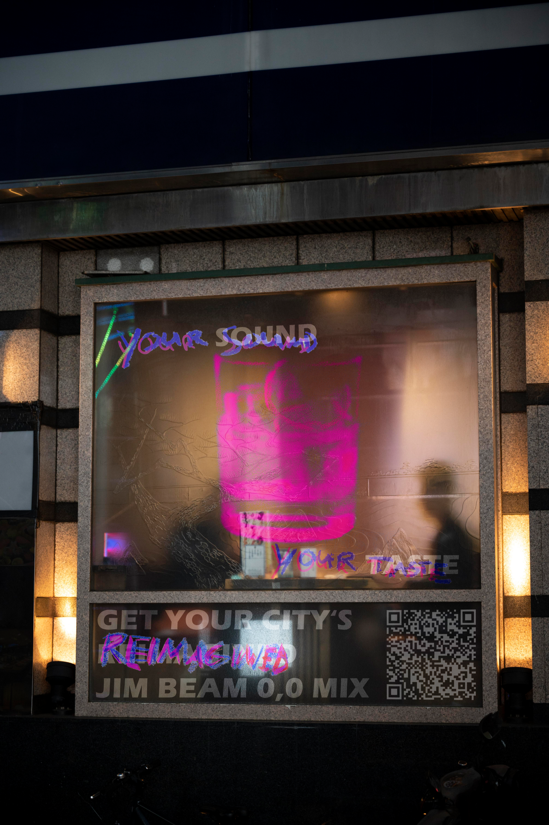 Fenster-Mockup Bar bei Nacht