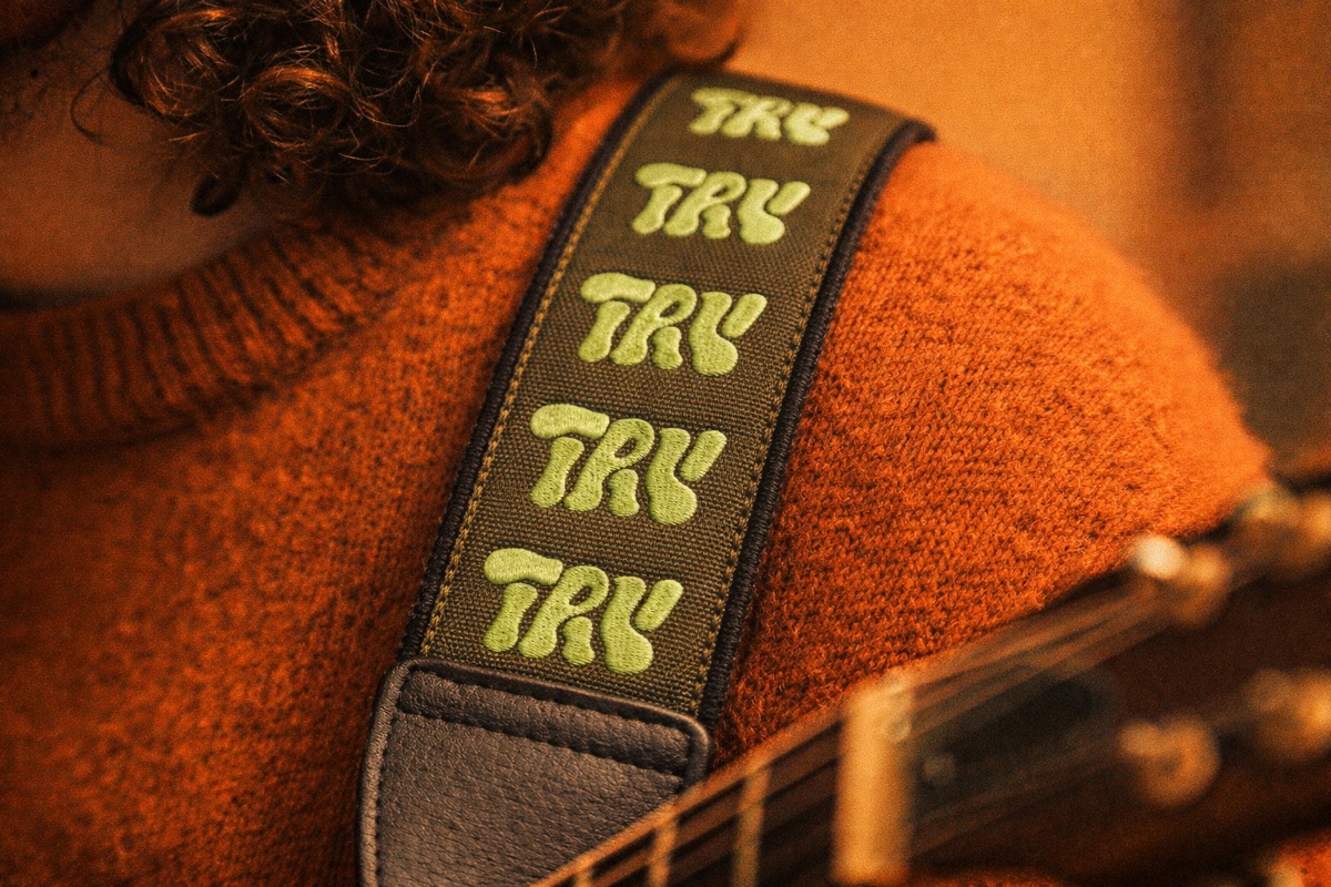 TRY Logo auf Gitarrengurt
